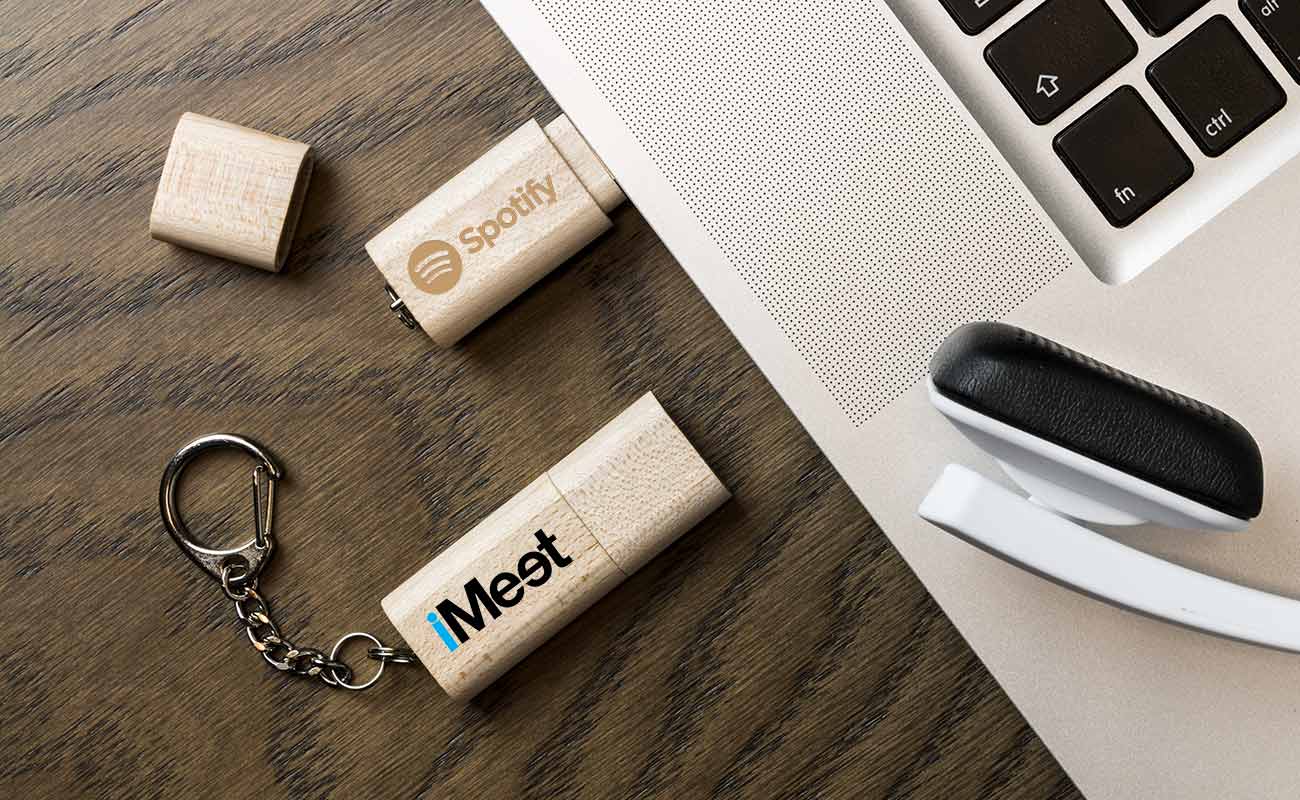 Nature - Puinen USB Logolla gallery thumbnail