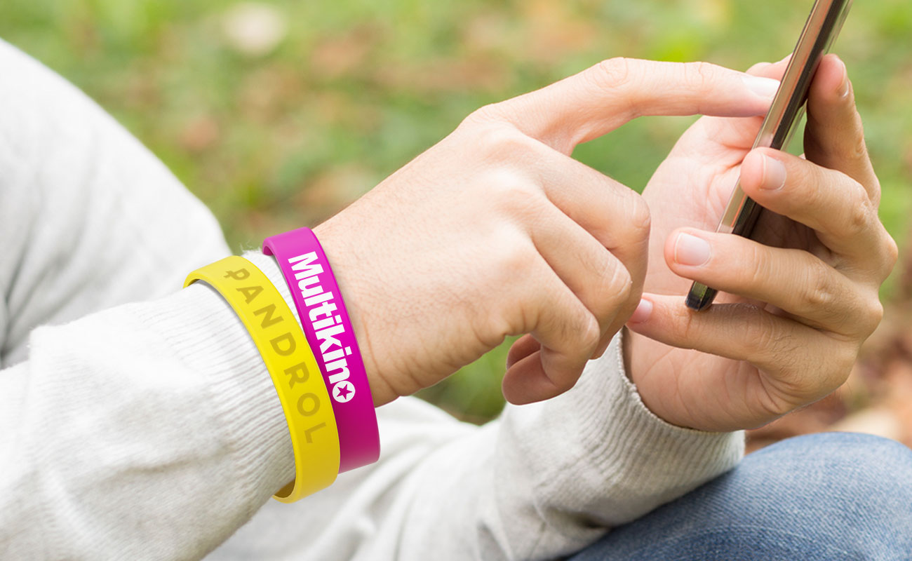 Revo - Silikoni rannekkeet logolla gallery thumbnail