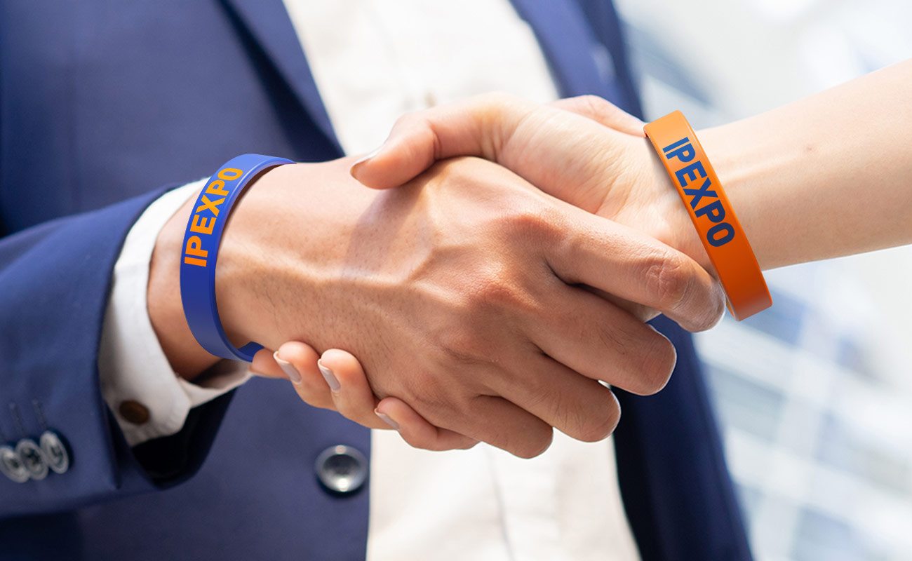 Revo - Logolliset Silikoni rannekkeet gallery thumbnail